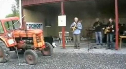 Prawdziwy traktorowy band (wideo)
