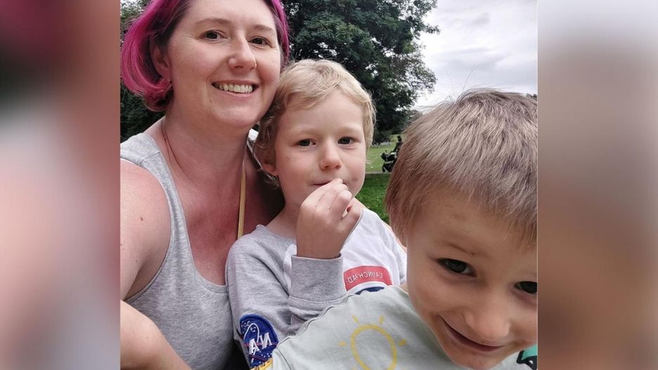 Ma chłopców w wieku 5 i 6 lat. Do dzisiaj karmi ich piersią