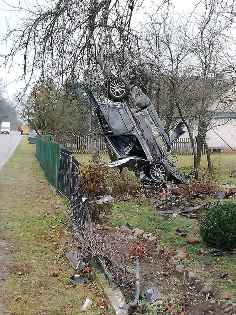 Samochód zatrzymał się na słupie energetycznym