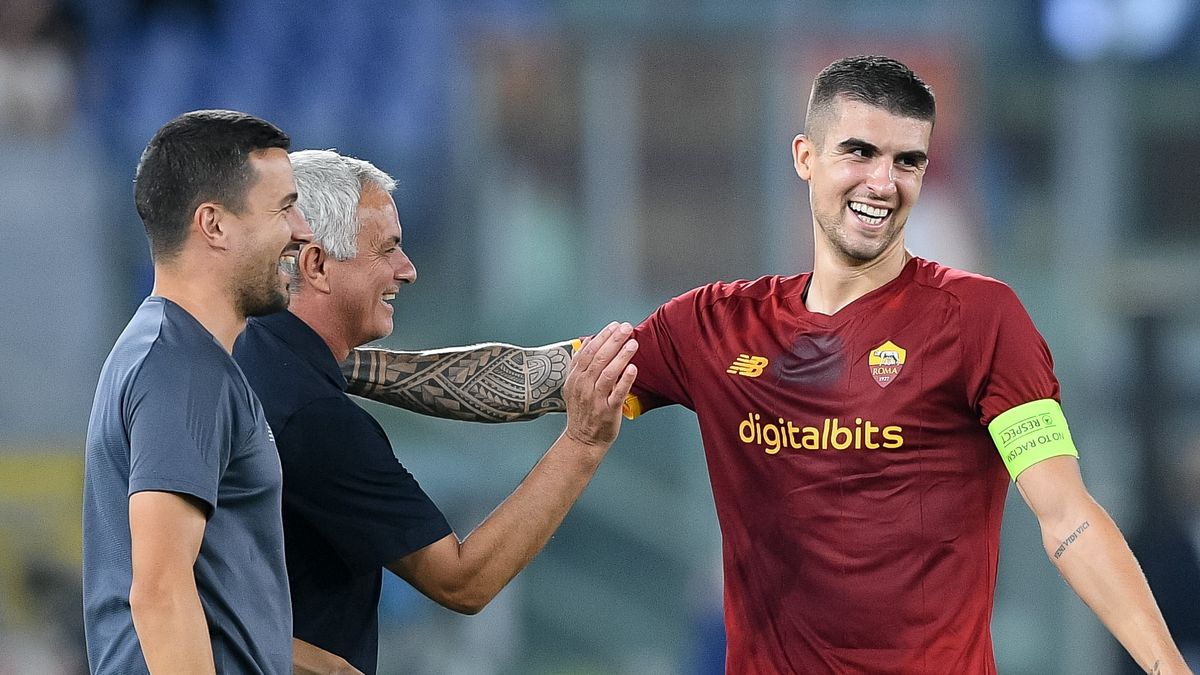 Jose Mourinho (z lewej) i Gianluca Mancini