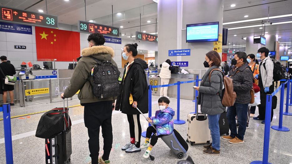 SZANGHAJ, CHINY - 08 STYCZNIA: Podróżni przechodzą kontrolę paszportową po przybyciu na międzynarodowe lotnisko Szanghaj Pudong, ponieważ Chiny znoszą wymogi kwarantanny dla przylotów międzynarodowych 8 stycznia 2023 r. w Szanghaju w Chinach. (Zdjęcie autorstwa VCG/VCG za pośrednictwem Getty Images)
