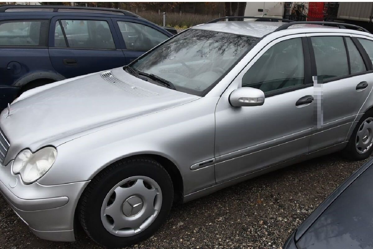 srebrny mercedes kombi