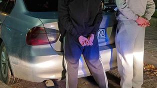 Tarnów: Policjanci zatrzymali bmw po informacji o ustawce. Chłopaki jechali ze "sprzętem"