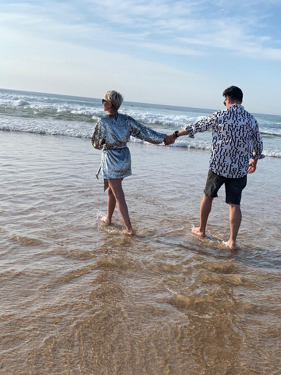 Paulla obściskuje się z partnerem na portugalskiej plaży