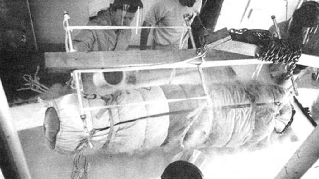 Chętnych zamrożono w specjalnych śpiworach