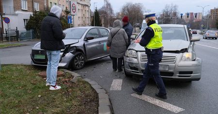 Peugeot jechał buspasem, toyota skręcała w osiedlową uliczkę. Policjanci nie mieli wątpliwości, kto jest sprawcą [ZDJĘCIA]