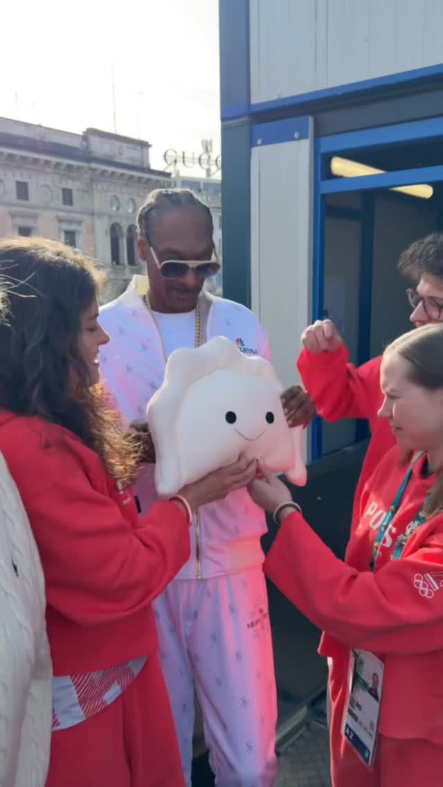 Snoop Dogg pozuje z polskim pierogiem