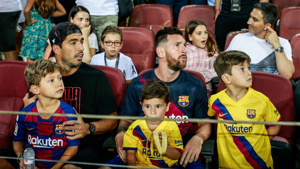 Zdjęcie okładkowe artykułu: Getty Images / Xavier Bonilla/NurPhoto / Na zdjęciu: Leo Messi i Luis Suarez z dziećmi