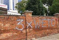 "3x WETO" niedaleko siedziby PiS. Ogromne napisy na zabytkowych murach