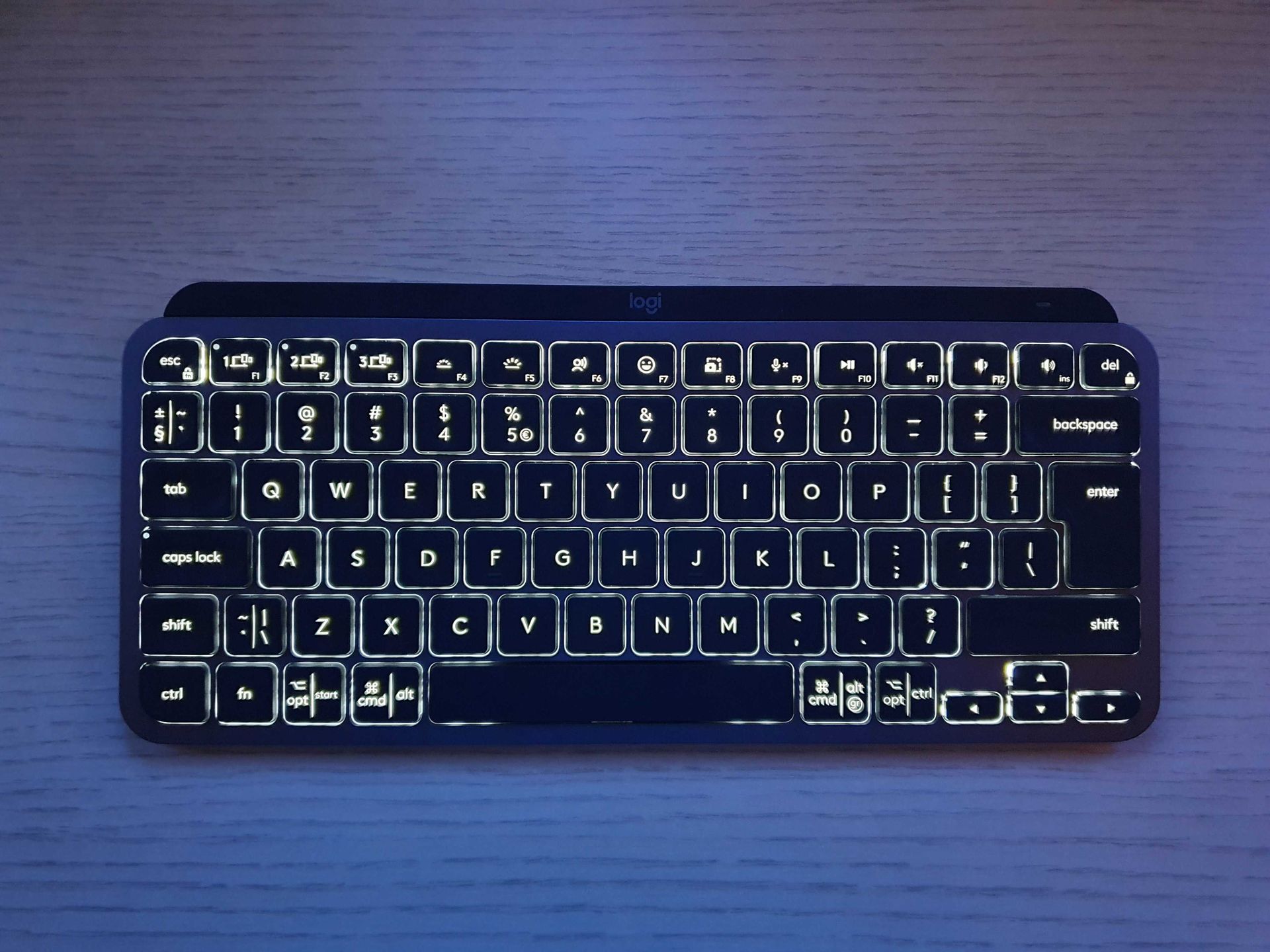 MX Keys Mini z włączonym podświetleniem wieczorem
