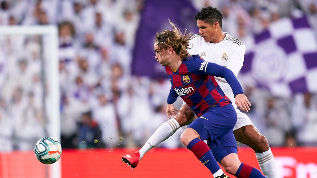 Zdjęcie okładkowe artykułu: Getty Images / Mateo Villalba/Quality Sport Images / Na zdjęciu: Antoine Griezmann (FC Barcelona) i Raphael Varane (Real)