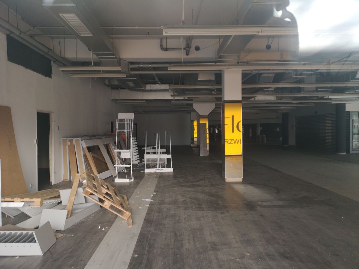 Pierwsza śmierć kliniczna galerii handlowej. Opuszczone centrum w środku Warszawy wygląda jak nagrobek