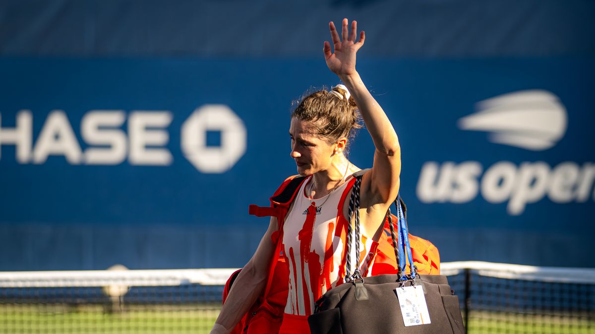 Andrea Petković żegnająca się z publicznością po odpadnięciu z US Open
