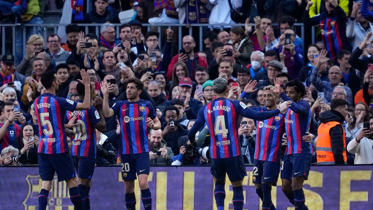 PAP/EPA / Alejandro Garcia / Na zdjęciu: radość piłkarzy FC Barcelony