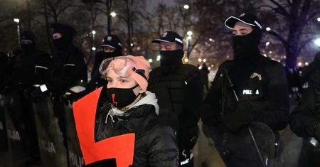"Święta bez pioruna". Akcja, która ma celu wykluczenie artystów, którzy poparli Strajk Kobiet ze śpiewania kolęd w TVP