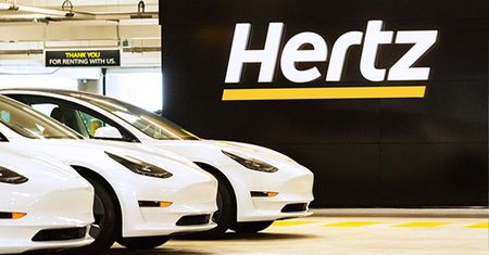 Hertz zamówił 100 tys. tesli, choć przed chwilą był prawie bankrutem. Giełda oszalała