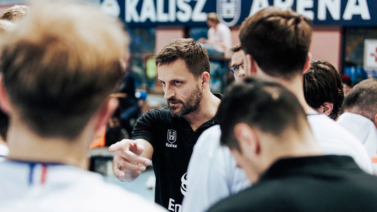 Materiały prasowe / Orlen Superliga / Energa MKS Kalisz / Na zdjęciu: Rafał Kuptel (Energa MKS Kalisz) z zespołem