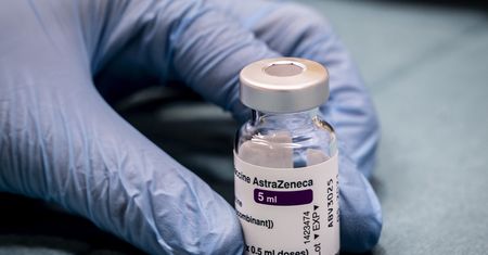 Szczepionka na COVID. Rada Medyczna wydała decyzję ws. preparatu AstraZeneca