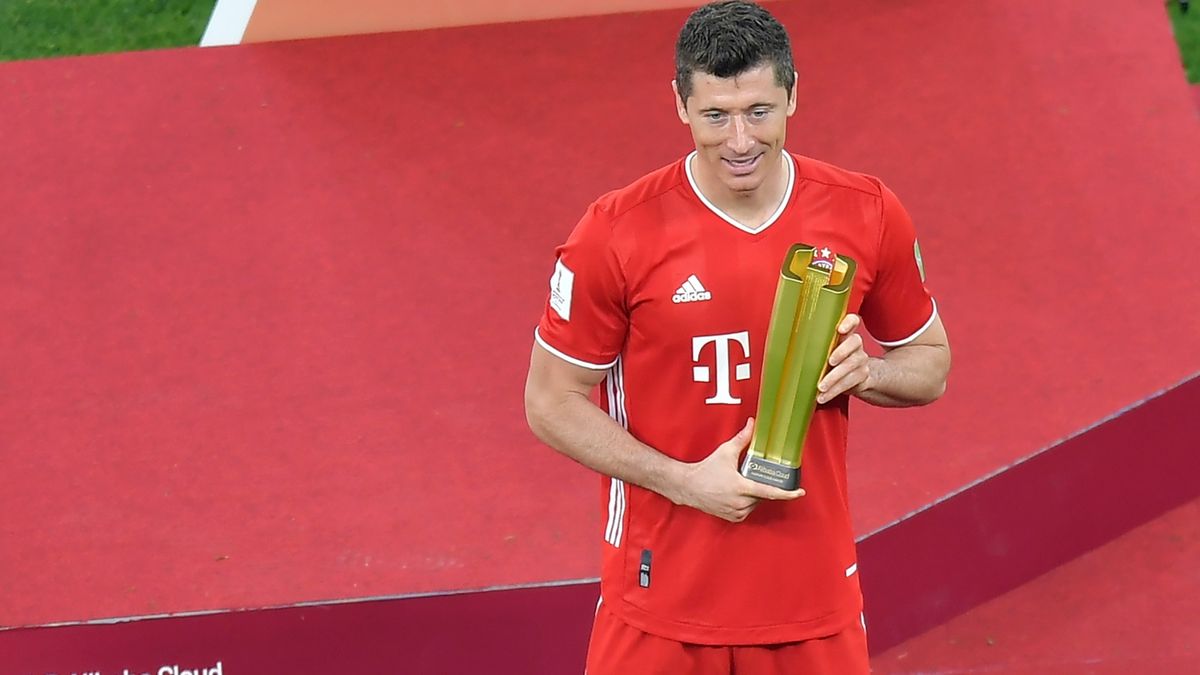 Zdjęcie okładkowe artykułu: PAP/EPA / NOUSHAD THEKKAYIL / Robert Lewandowski (Bayern Monachium) z tytułem dla najlepszego piłkarza Klubowych Mistrzostw Świata