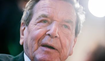 Byłemu kanclerzowi Niemiec zarzuca się wspieranie Rosji. Mimo to, zostaje w partii