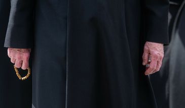 Nie mógł trafić z komunią. Pijany ksiądz odprawiał mszę