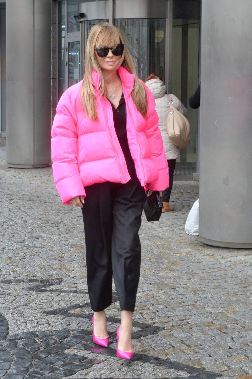 Joanna Przetakiewicz w różowej kurtce