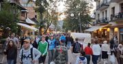 Zakopane: Krupówki wieczorową porą. Tłumy turystów spacerują po deptaku