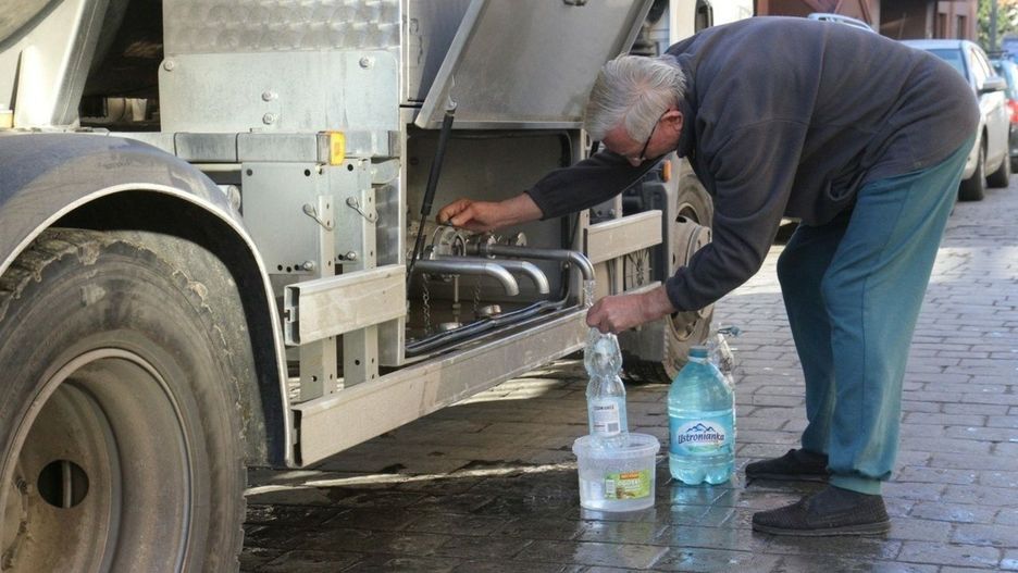 Woda nie jest zdatna do spożycia oraz nie może być wykorzystywana w gospodarstwie domowym.
