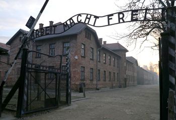 Izraelczyk wykonał hitlerowski salut w Auschwitz. Został ukarany