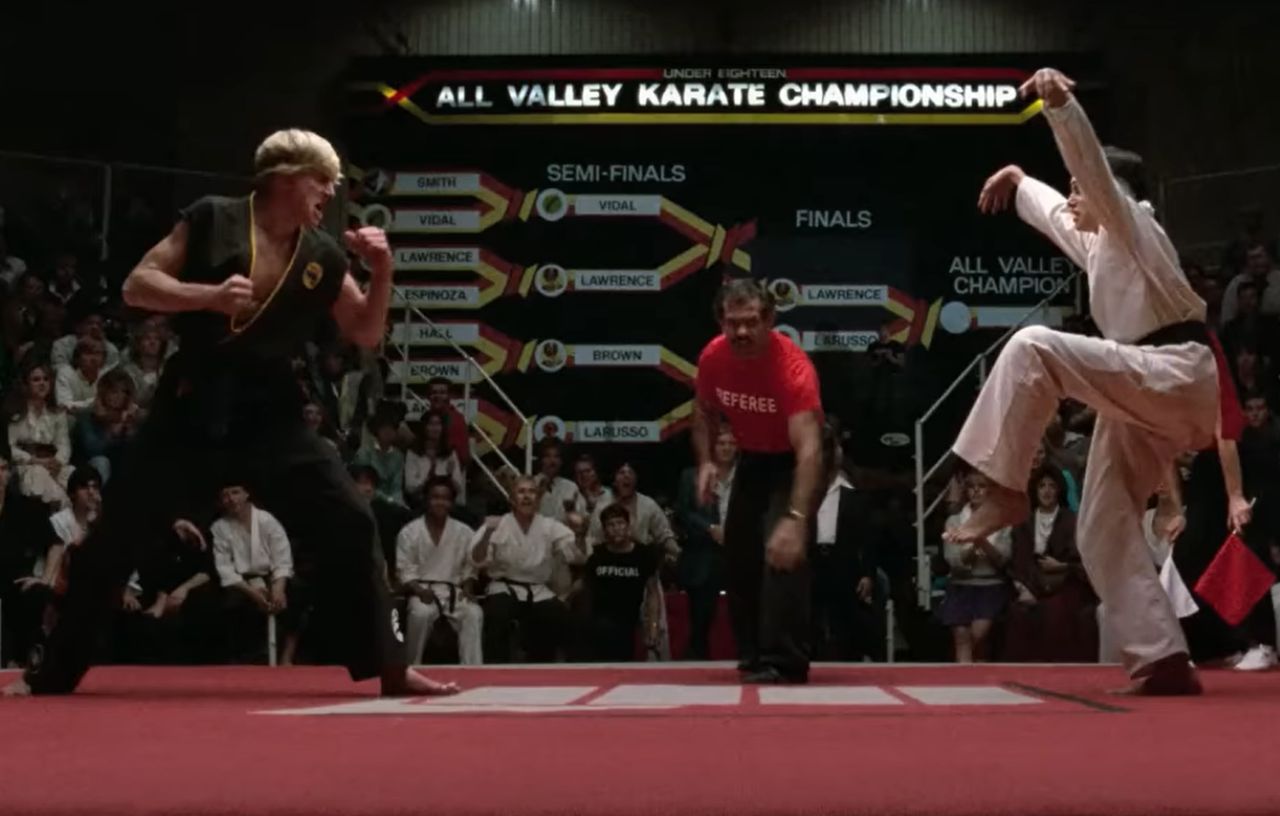 Scena z filmu "Karate Kid" z figurą żurawia. W roli sędziego wystąpił Pat E. Johnson