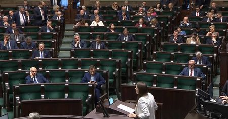 Posłowie PiS wyszli. Puste ławy podczas kluczowej debaty