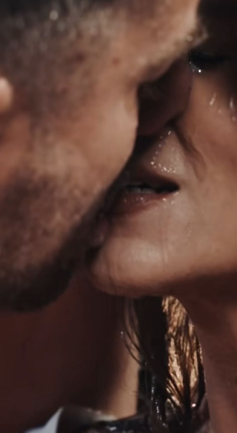 Agnieszka Kaczorowska i Marcin Rogacewicz całują się w strugach 