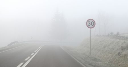 IMGW ostrzega. Gęste mgły w kilku województwach