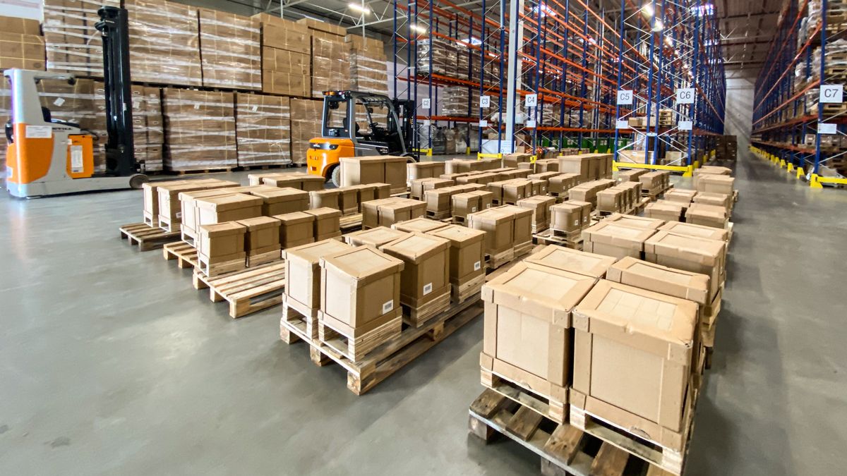 magazyn, paczki, dystrybucja, towary, palety, logistyka, transport, centrum logistyczne, hala magazynowa, operacje, fracht, kontenery, produkty, system magazynowy, logistyczne, organizacja, magazynowanie, procesy magazynowe, sortowanie, operacje magazynowe