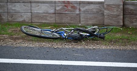 Kierowca BMW potrącił rowerzystów i uciekł. Jedna osoba nie żyje
