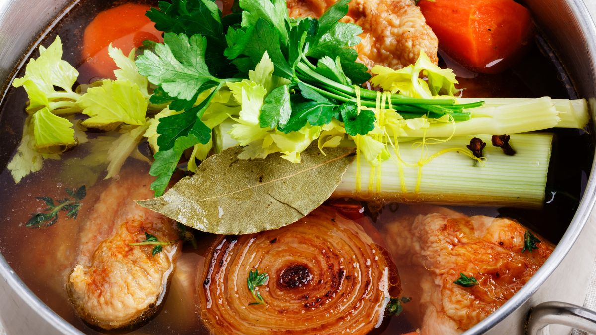 Babcie obowiązkowo dodają do rosołu