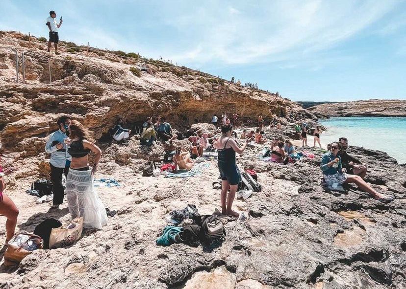 Za brak maseczki na plaży na Malcie można dostać mandat