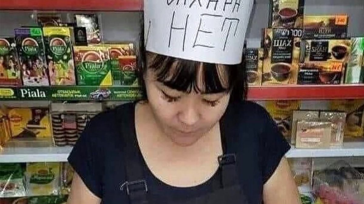 Rosjanie rzucili się na cukier w sklepach. Jedna z pracownic postanowiła zamanifestować zmęczenie pytaniami klientów w nietypowy sposób