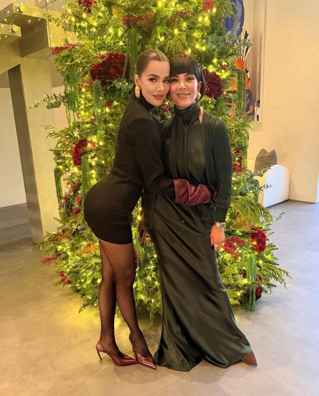 Khloe Kardashian i Kris Jenner pozują przy choince