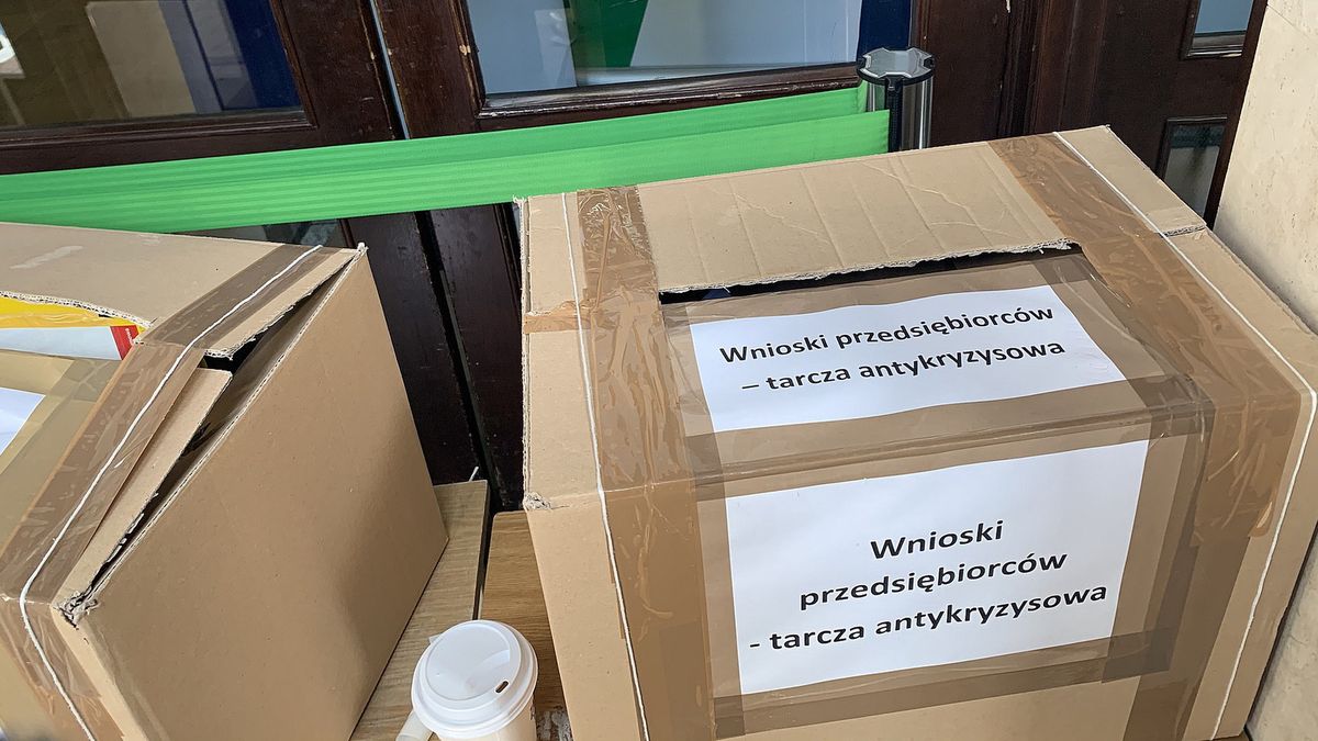 Do kartonowego pudła zbierał wnioski przedsiębiorców I oddział ZUS w Warszawie. 