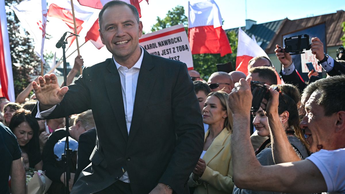 Biała Podlaska, 30.05.2025. Wybory Prezydenta RP 2025 - kampania przed II turą. Wiec wyborczy kandydata Komitetu Obywatelskiego w zbliżających się wyborach na fotel prezydenta RP, popieranego przez Prawo i Sprawiedliwość prezesa Instytutu Pamięci Narodowej Karola Nawrockiego na placu Wolności w Białej Podlaskiej, 30 bm. Uczestniczy Karol Nawrocki (C). (jm) PAP/Wojtek Jargiło