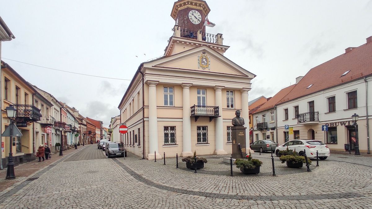 Reporter archiwum 2024 02
08.02.2024 Konin (wojewodztwo wielkopolskie). N/z Starowka miasta. Ratusz w Koninie, elewacja frontowa, na placu zwanym Malym Rynkiem u zbiegu ulic 3 Maja i Wiosny Ludow. Zegar wiezy pochodzi z zamknietego klasztoru cystersow w Ladzie. Przed ratuszem pomnik Jozefa Pilsudskiego. Fot. Piotr Kamionka/REPORTER
Piotr Kamionka/REPORTER