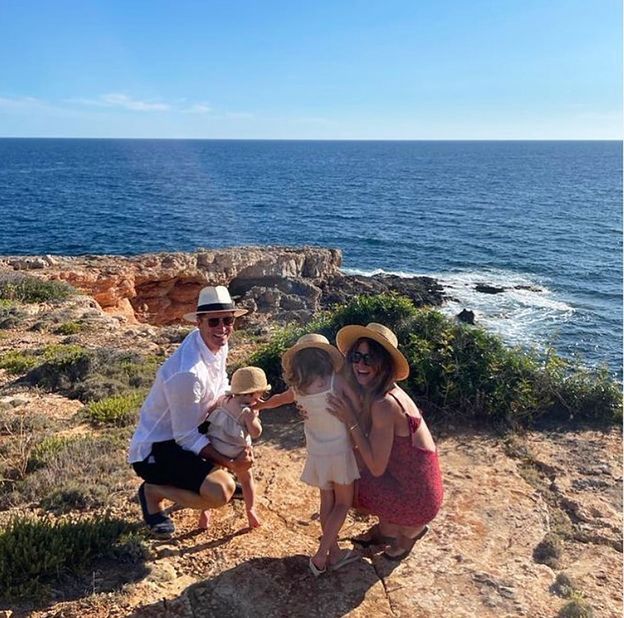 Anna i Robert Lewandowscy z córkami 