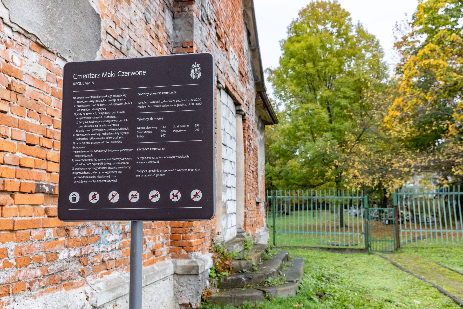 Niewielki cmentarz na Ruczaju skryty jest w parku pomiędzy blokami i centrum handlowym. Ten widok robi ogromne wrażenie