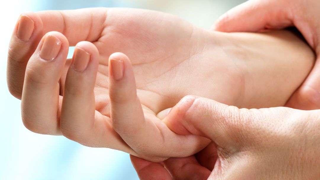 Akrocyjanoza manifestuje się bezbolesnym i stałym zasinieniem palców dłoni i stóp, co jest wynikiem przepełnienia naczyń krwią żylną