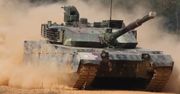 Chiński czołg VT-4A1. Jego aktywny pancerz zestrzeli nadlatujące pociski