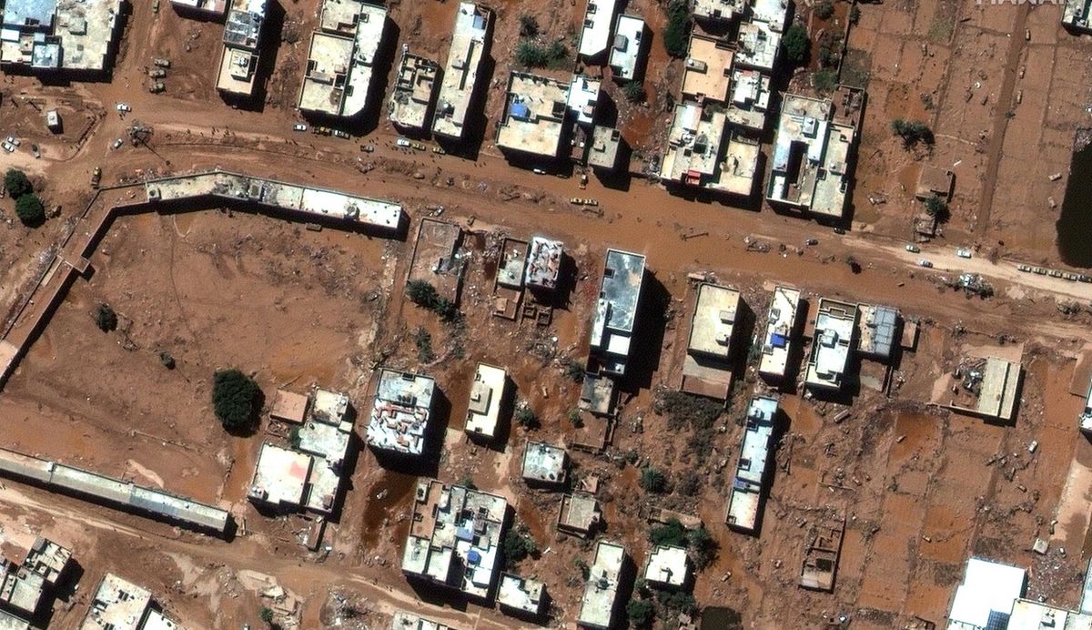 Ta kombinacja zdjęć satelitarnych z Maxar Technologies pokazuje dzielnicę Derny w Libii przed i po powodzią (Satellite image 2023 Maxar Technologies via AP)
