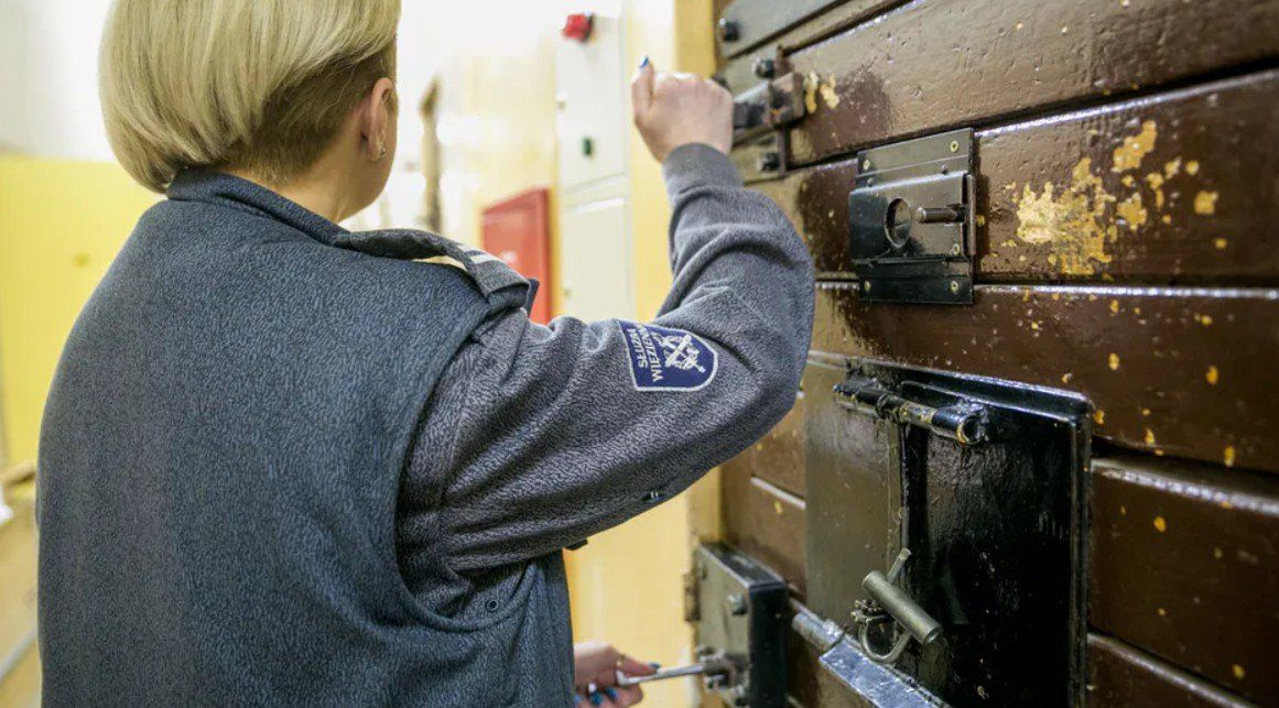 Za posiadanie dużej ilości narkotyków i kierowanie autem po zażyciu amfetaminy Karolina S., matka pięciorga dzieci, ma iść na trzy miesiące więzienia. Po wyjściu na wolność natomiast ma jeszcze przez 10 miesięcy pracować społecznie. To jednak tylko część kary...