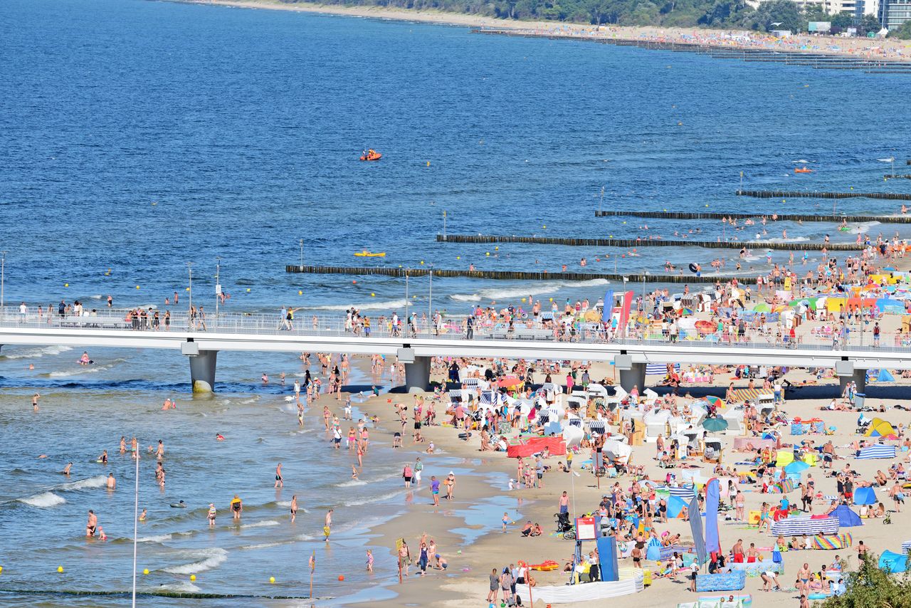 W sezonie na plażach w Kołobrzegu wypoczywa mnóstwo turystów, nie tylko z Polski 