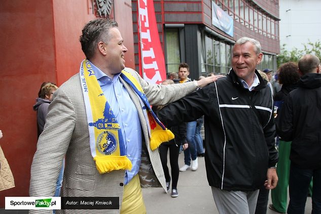 Eugeniusz Lijewski (z prawej) wraz z Bertusem Servaasem przed halą Lanxess Arena w Kolonii.